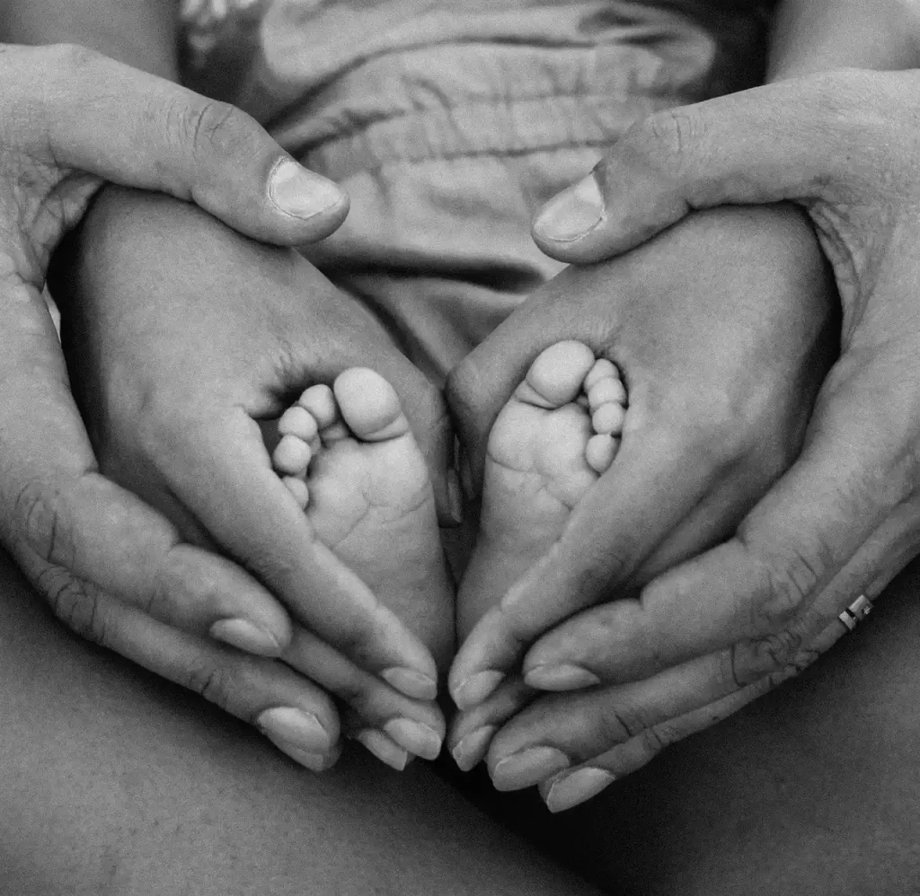 Pieds de bébés tenus dans les mains de la maman formant un coeur - Pierre-Marie de Clavières psychologue clinicien